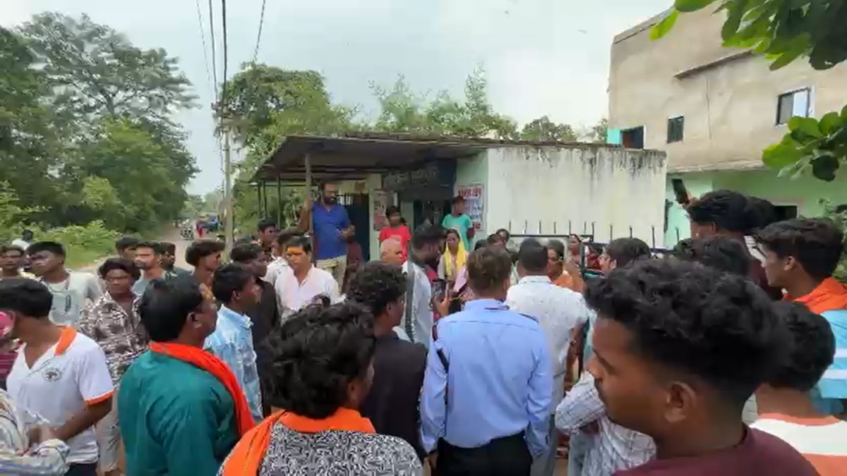 धर्मांतरण पर बवाल! प्रार्थना सभा में धर्म परिवर्तन का आरोप लगाते हुए बजरंग दल ने किया विरोध, इलाके में तनाव का माहौल