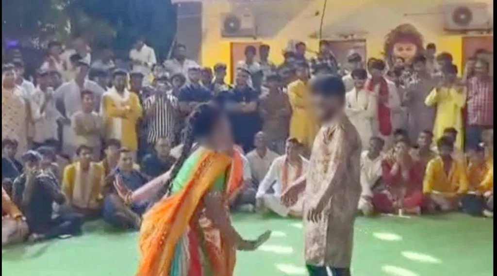 दुर्गा पंडाल में भाजपा विधायक रिकेश सेन के सामने फिल्मी गाने पर ठुमके लगा रहे युवक-युवती, वीडियो हो रहा वायरल