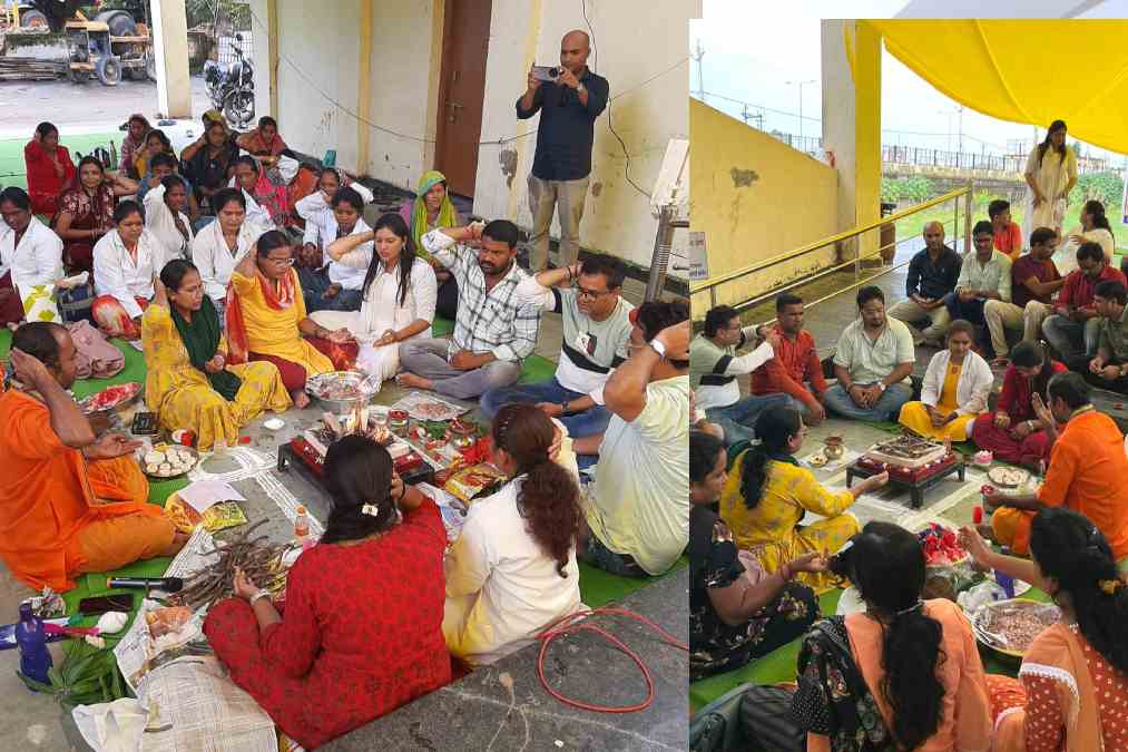 सरकार को सद्बुद्धि देने NHM कर्मचारियों ने किया हनुमान चालीसा का पाठ, यज्ञ में डाली आहुतियां, स्वास्थ्य मंत्री के 5 मांगें पूरी करने की बात को बताया भ्रामक