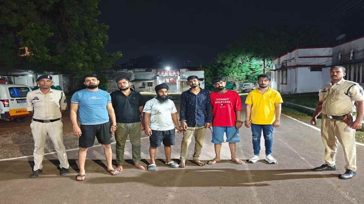 पुलिस की बड़ी लापरवाही : गर्लफ्रेंड के साथ थाने से फरार हुआ ड्रग्स तस्करी का आरोपी, कल ही पुलिस ने सात आरोपियों को किया था गिरफ्तार