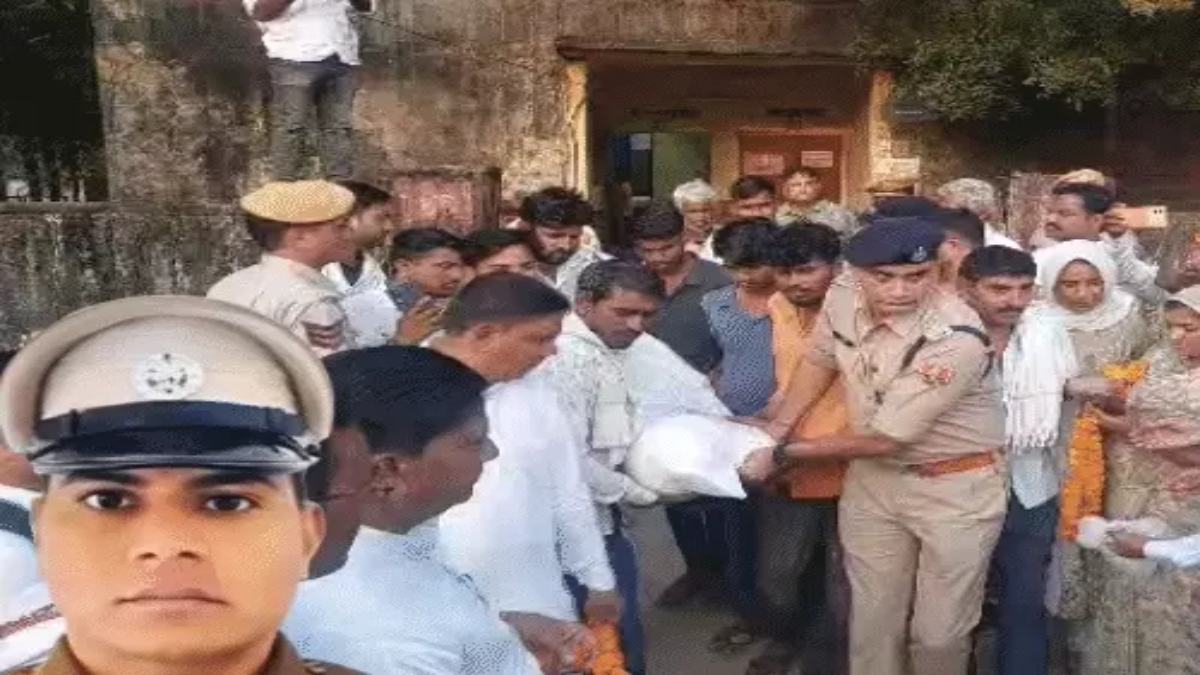 ट्रेनी SI राजेंद्र सैनी के परिवार को मिलेंगे 50 लाख मुआवजा राशि और अनुकंपा नियुक्ति, 45 घंटों के धरने के बाद परिजनों ने लिया शव…
