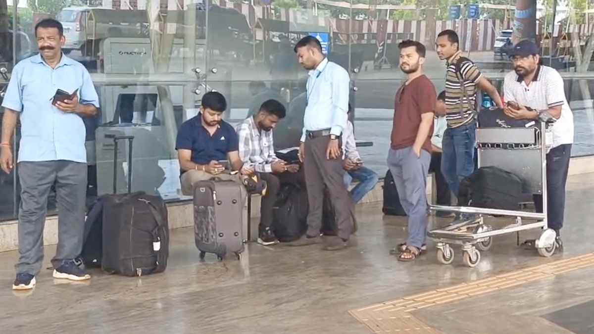 रायपुर एयरपोर्ट पर कई फ्लाइट्स कैंसिल : विजिबिलिटी कम होने के कारण लैंडिंग में हो रही दिक्कत, यात्री परेशान