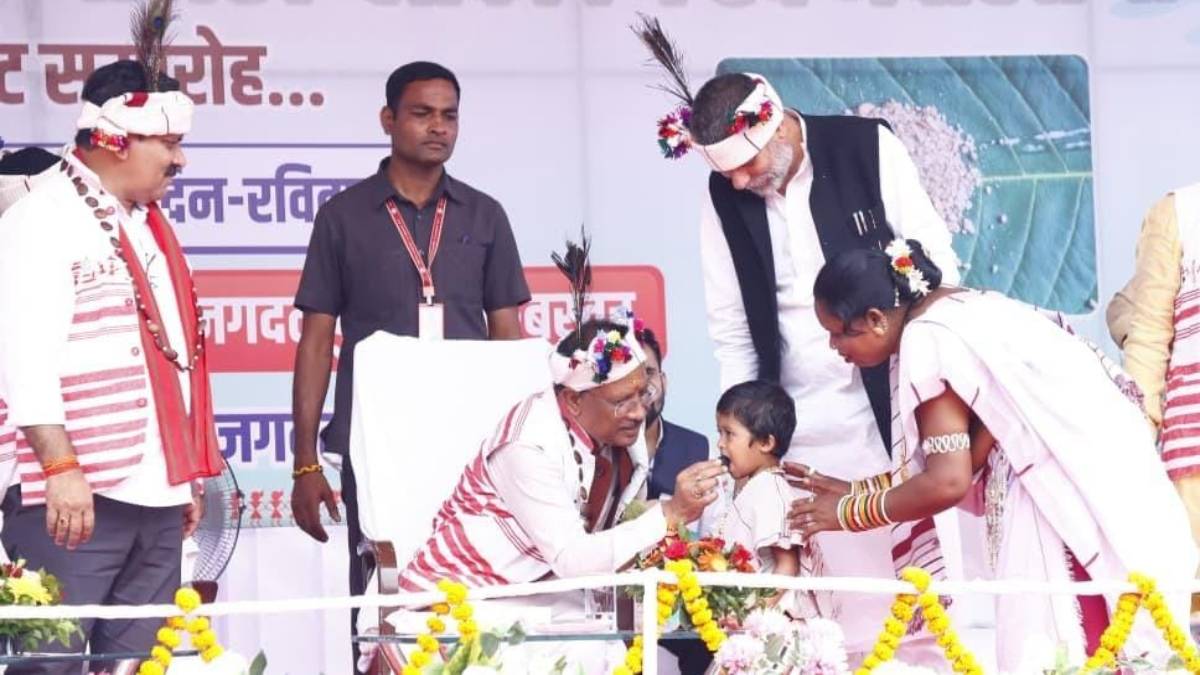 मुख्यमंत्री विष्णुदेव साय का आत्मीय और वात्सल्यपूर्ण व्यवहार : नन्ही बच्ची भूमिका बघेल को दुलारते हुए खिलाया महुआ लड्डू