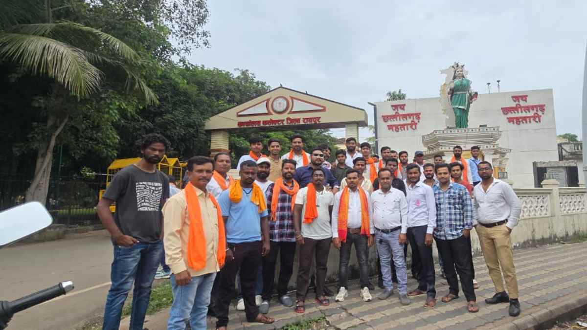 नवरात्रि में गरबा के नाम पर फूहड़ता फैलाने वाले आयोजन पर रोक लगाने की मांग, हिंदू संगठन ने कलेक्टर को सौंपा ज्ञापन