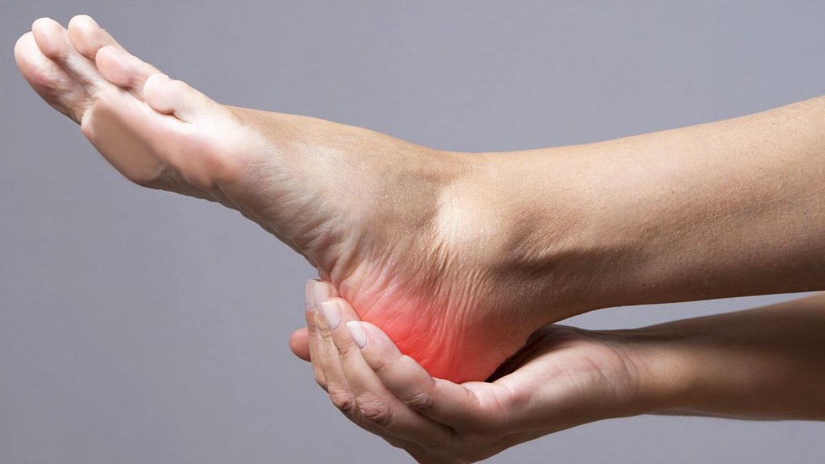 Heel Pain: एड़ी में दर्द को न करें नजरअंदाज, इन चीजों की हो सकती है कमी