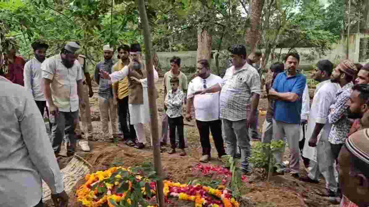 रात के अंधेरे में कब्रिस्तान में कब्रों के साथ छेड़छाड़: दो कब्रें खुली मिली, दो लोग सीसीटीवी कैमरे में कैद