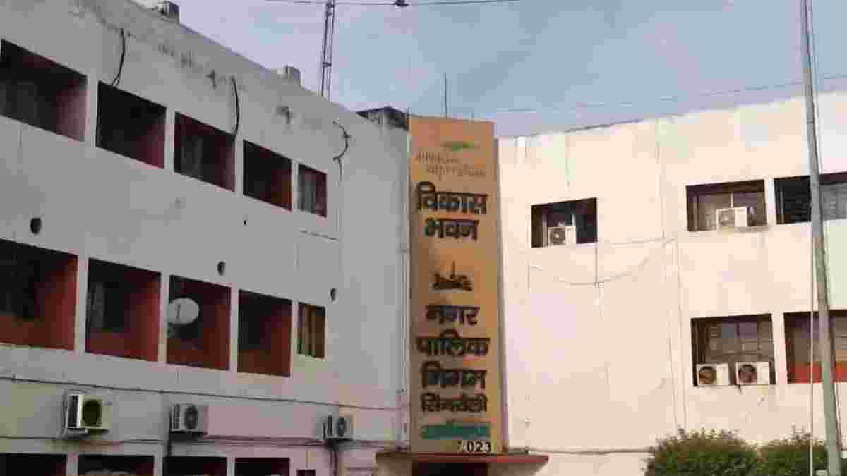 नगर निगम में सियासी संग्राम: दो पार्षदों में विवाद, भाजपा महिला मोर्चा जिला अध्यक्ष ने MIC मेंबर के कक्ष में जड़ा ताला