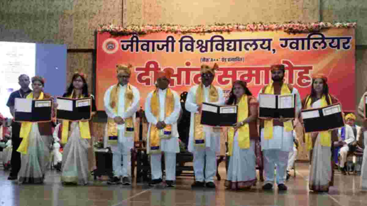 जीवाजी विश्वविद्यालय दीक्षांत समारोहः 43 छात्र छात्राओं को मिले 61 स्वर्ण पदक, 89 छात्रों को पीएचडी और 132 को डिग्री वितरित