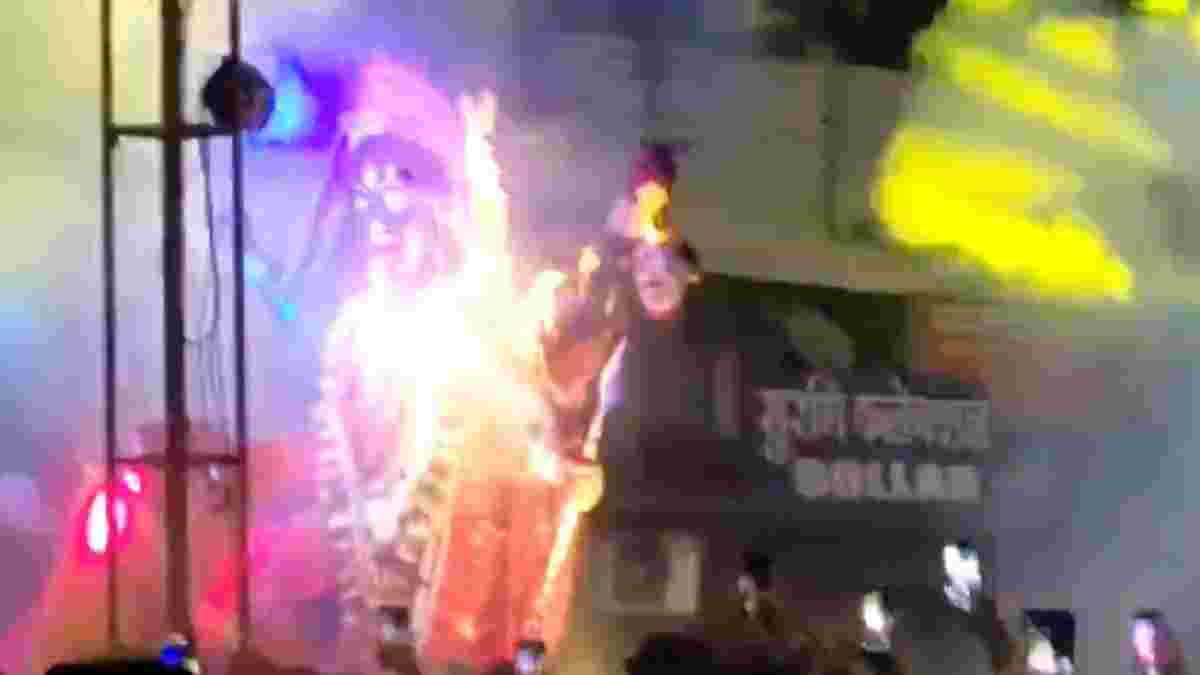 बड़ा हादसा टलाः देवी प्रतिमा पर लगी आग, आतिशबाजी की चिंगारी गिरी काली की चुनरी पर, वीडियो वायरल