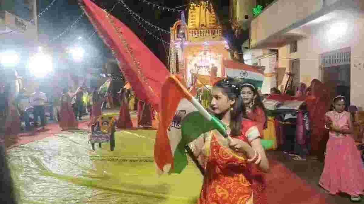 शारदीय नवरात्रि 2025ः अंबे माता मंदिर में राष्ट्र और देवी भक्ति का अनूठा संगम, तिरंगा और धर्म ध्वज के साथ युवतियों ने किया गरबा, राष्ट्र सर्वोपरि का दिया संदेश