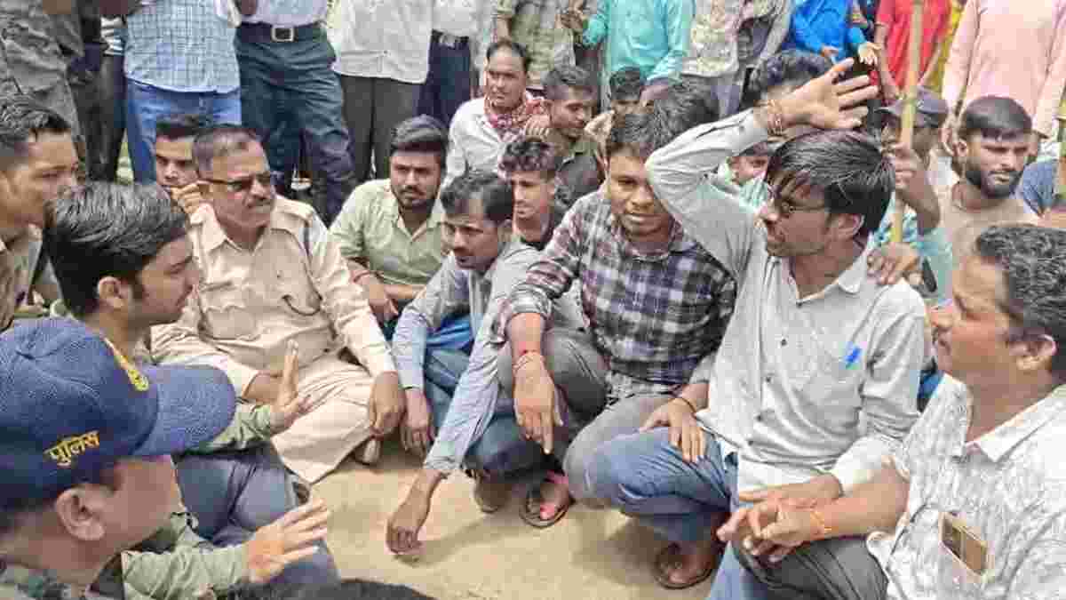 बाघ के हमले से घायल किसान की इलाज के दौरान मौतः गुस्साए ग्रामीणों ने वन विभाग के अधिकारियों से की हाथापाई