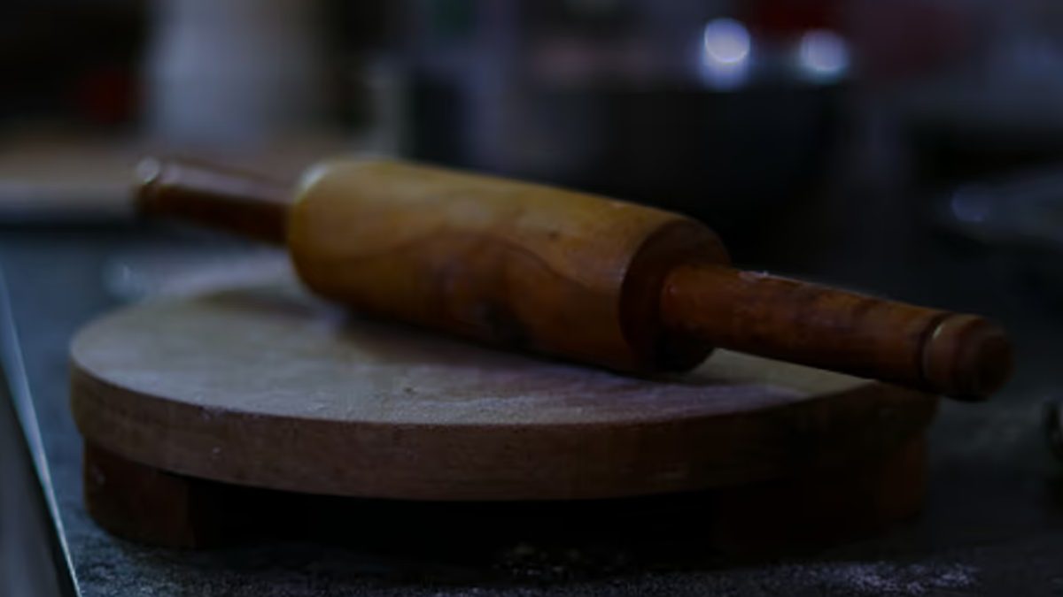 Kitchen Tips: इस तरह से करें लकड़ी के चकला-बेलन की सफाई, ताकि वह जल्दी न हो खराब