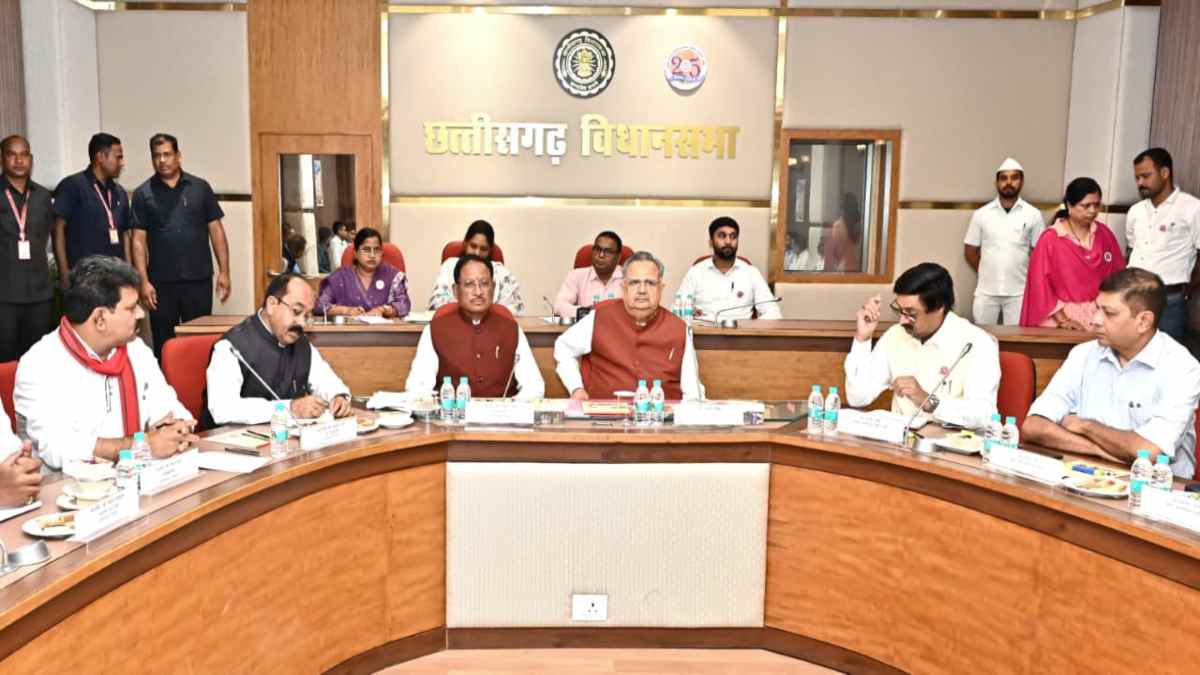 प्रधानमंत्री मोदी आएंगे छत्तीसगढ़ : विधानसभा अध्यक्ष डॉ. रमन सिंह और सीएम साय ने ली तैयारी बैठक, अफसरों को दिए जरूरी निर्देश