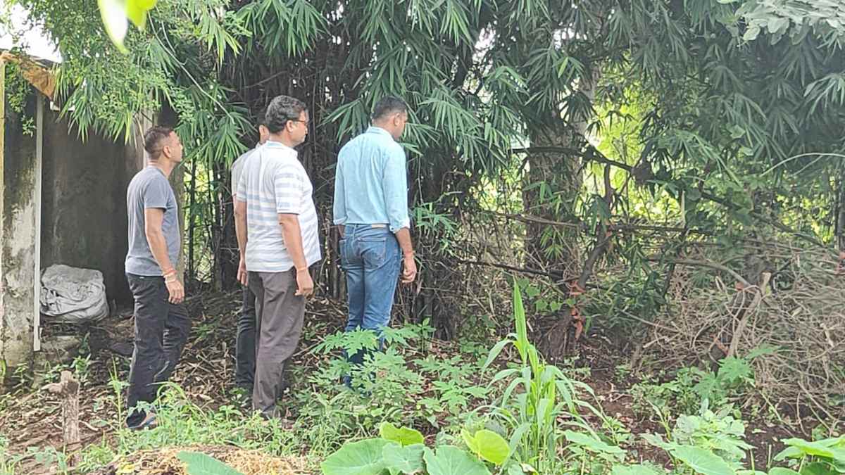 बड़ी खबर : घर में एक ही परिवार के चार लोगों को दफनाने की आशंका, जांच में जुटी पुलिस और डॉग स्क्वायड की टीम