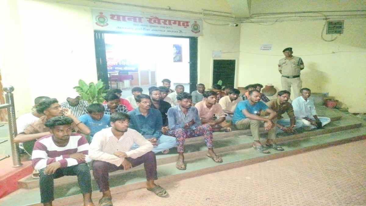 अपराध रोकने अलर्ट मोड पर पुलिस : थाने में 100 नशेड़ियों की कराई परेड, नशे के दुष्प्रभावों पर निबंध लिखवाकर दी चेतावनी, देखें VIDEO…