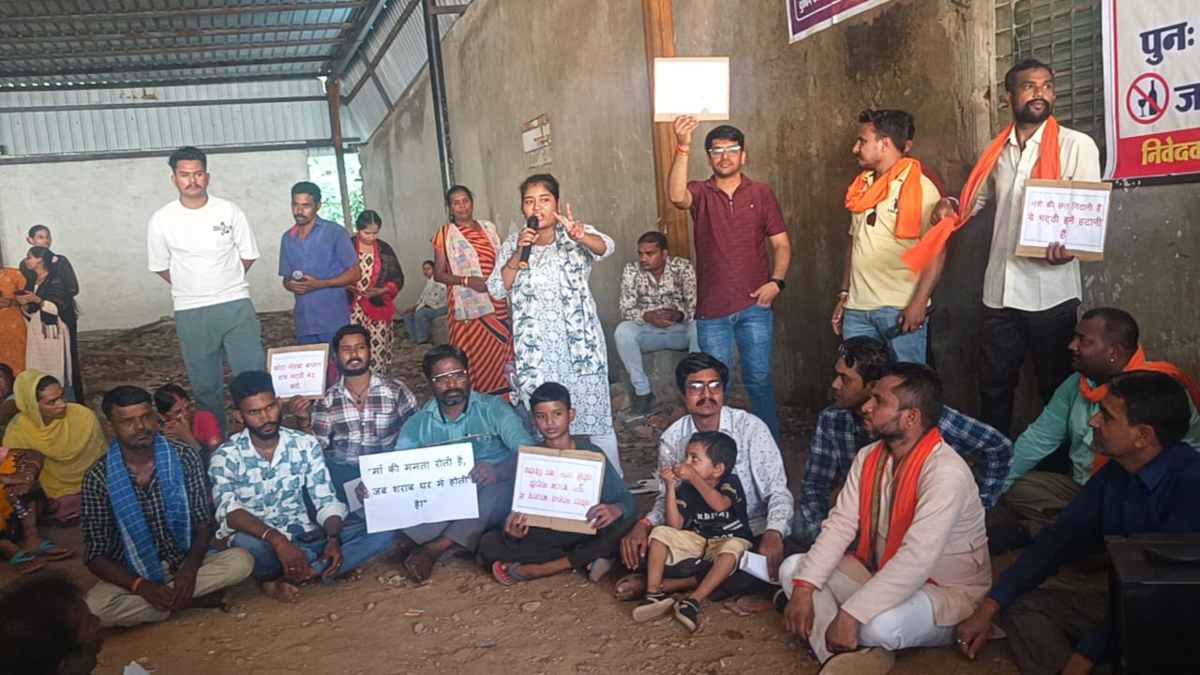 मोहबा बाजार से शराब दुकान हटाने की मांग : क्षेत्रवासियों ने किया प्रदर्शन, कहा – भट्‌ठी खुलने से बिगड़ा क्षेत्र का माहौल