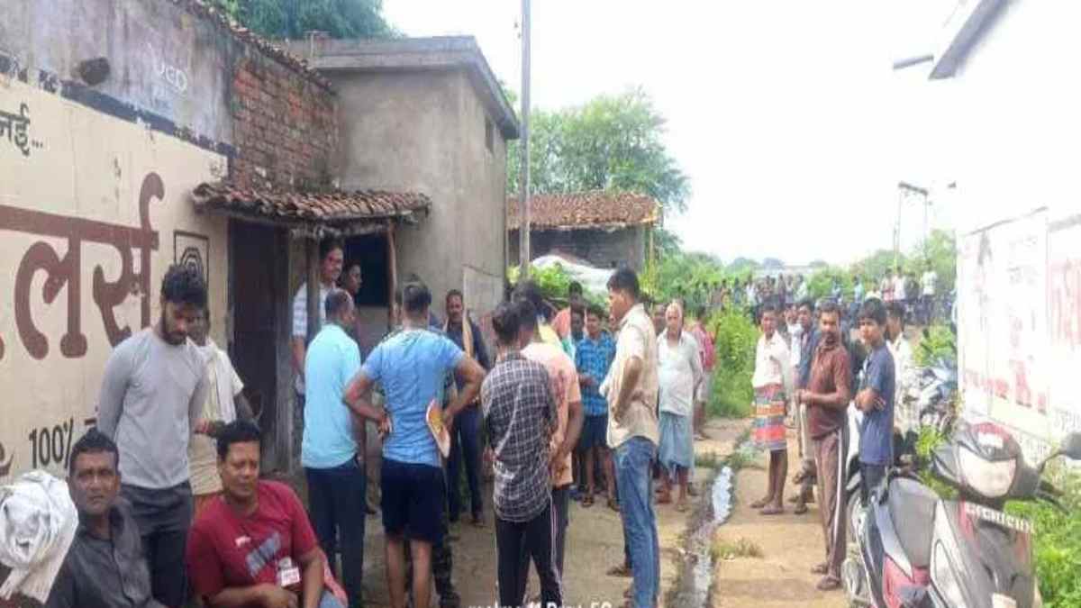 बड़ी खबर : पति-पत्नी और दो बच्चों की हत्या, घर की बाड़ी में मिला चारों का शव