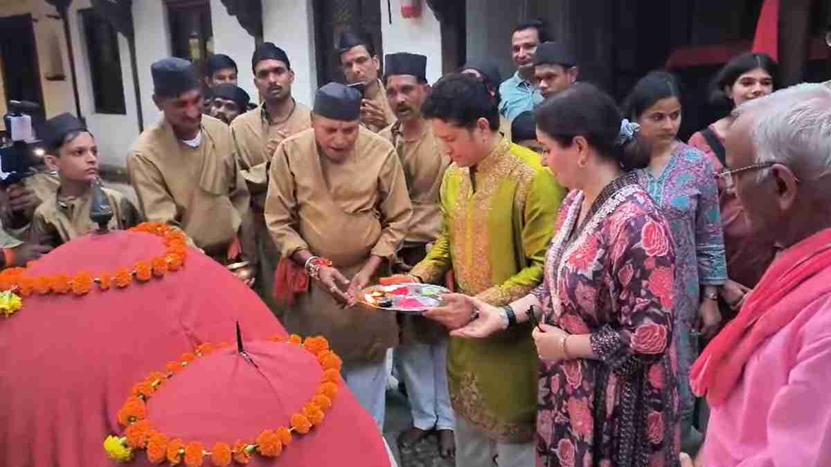 देवी अहिल्या बाई की पालकी यात्रा में शामिल हुए सचिन तेंदुलकर: पत्नी अंजलि, बेटी सारा भी थे साथ, पालिका अध्यक्ष ने लोकमाता की प्रतिमा की भेंट
