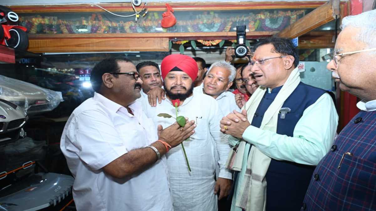 सीएम ने किया बाजार भ्रमण : जीएसटी 2.0 से व्यापारियों और उपभोक्ताओं में दिखा भारी उत्साह, मुख्यमंत्री साय ने कहा – जीएसटी सुधार से आर्थिक गतिविधियों में आएगी तेजी, स्थानीय रोजगार को भी मिलेगा फायदा