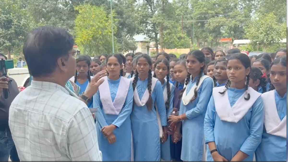 कन्या शाला को बॉयज स्कूल में मर्ज करने का विरोध : कलेक्ट्रेट पहुंची छात्राएं, बगैर मिले निकल गए कलेक्टर, डीईओ बोले – नियम से मर्ज हुआ स्कूल, छात्राओं ने स्कूल नहीं जाने की दी चेतावनी