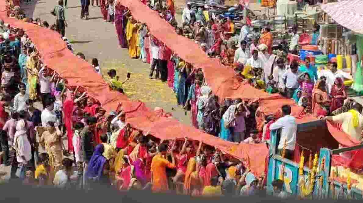 शारदीय नवरात्रि 2025ः रायसेन में निकली विशाल चुनरी यात्रा, घोड़े- हाथी और बैंड बाजे के साथ चल रहे थे श्रद्धालु, हनुमान जी रहे आर्कषण के केंद्र