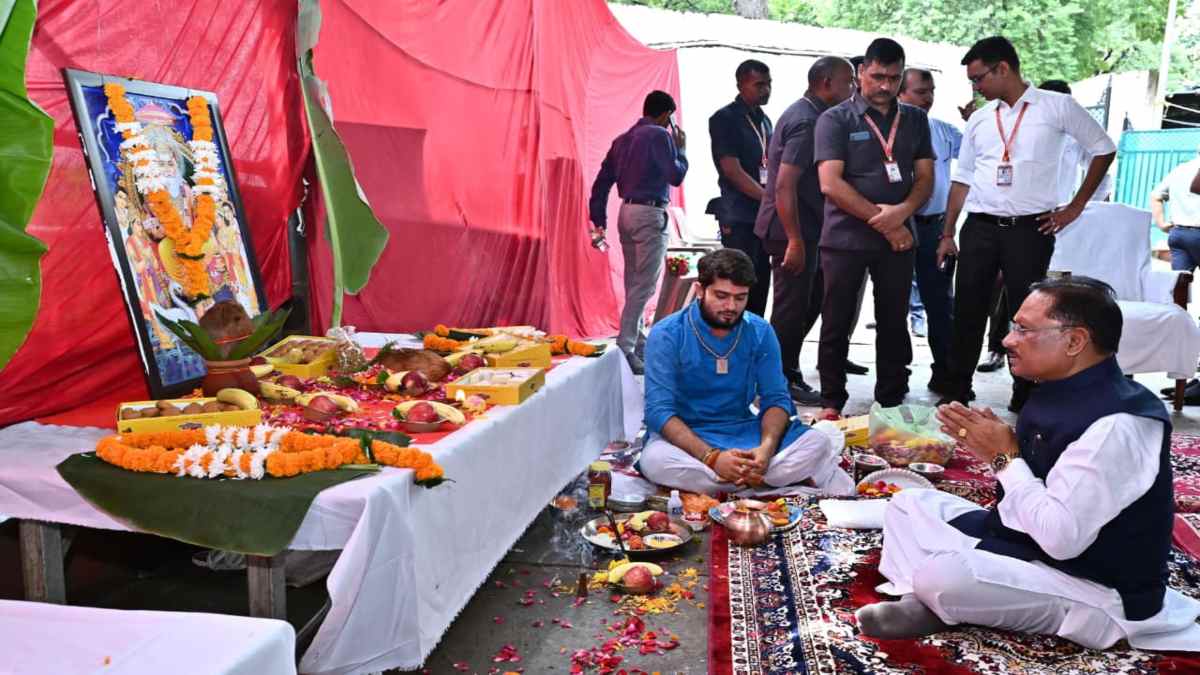 भगवान विश्वकर्मा जयंती पर सीएम साय ने मुख्यमंत्री निवास में की पूजा, कहा – श्रमवीर प्रदेश की प्रगति और निर्माण के वास्तविक आधारस्तंभ