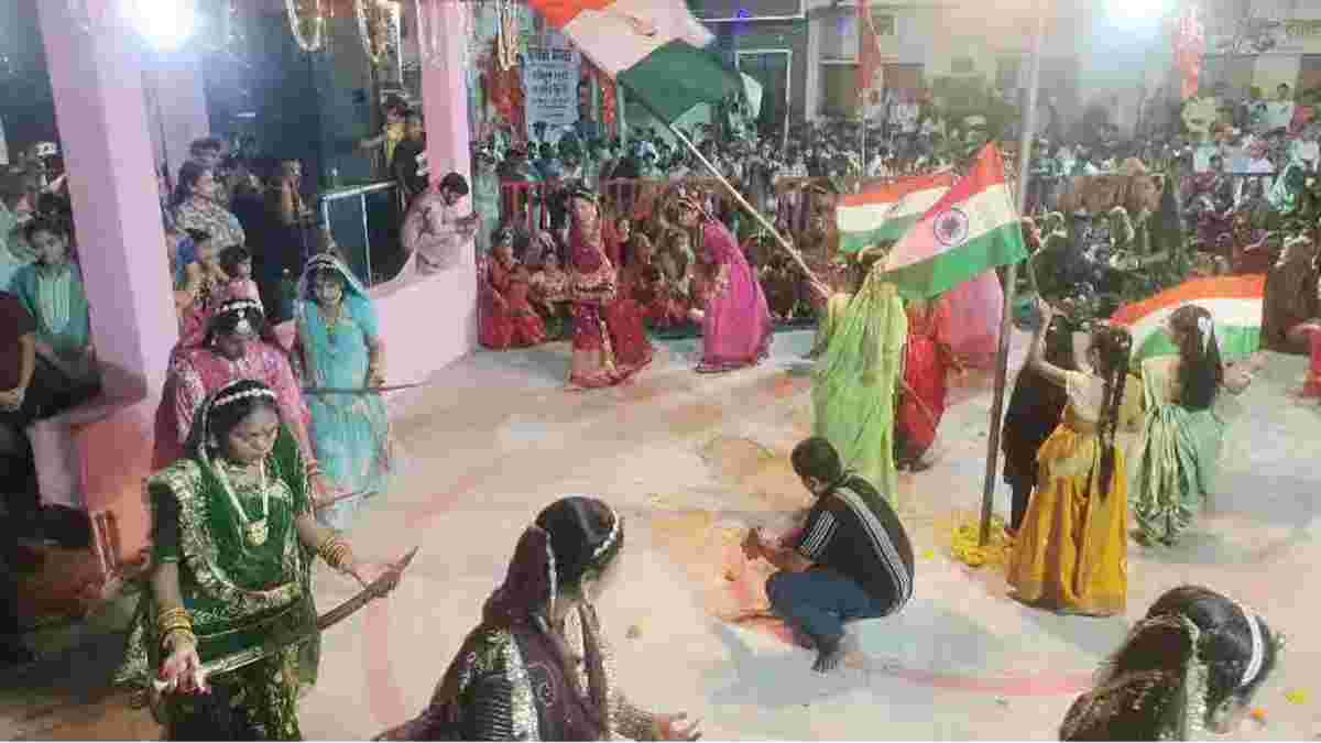 शारदीय नवरात्रि 2025ः हाथों में तिरंगा लेकर तलवारों से किया गरबा, देश भक्ति और नारी सशक्तिकरण का दिया संदेश