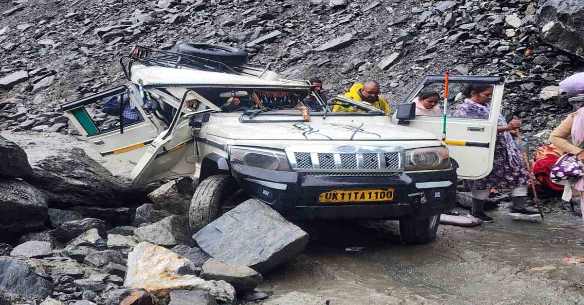 रुद्रप्रयाग में भीषण सड़क हादसा, भूस्खलन से बोलेरो पर गिरा बोल्डर, 2 की मौत, 3 घायल