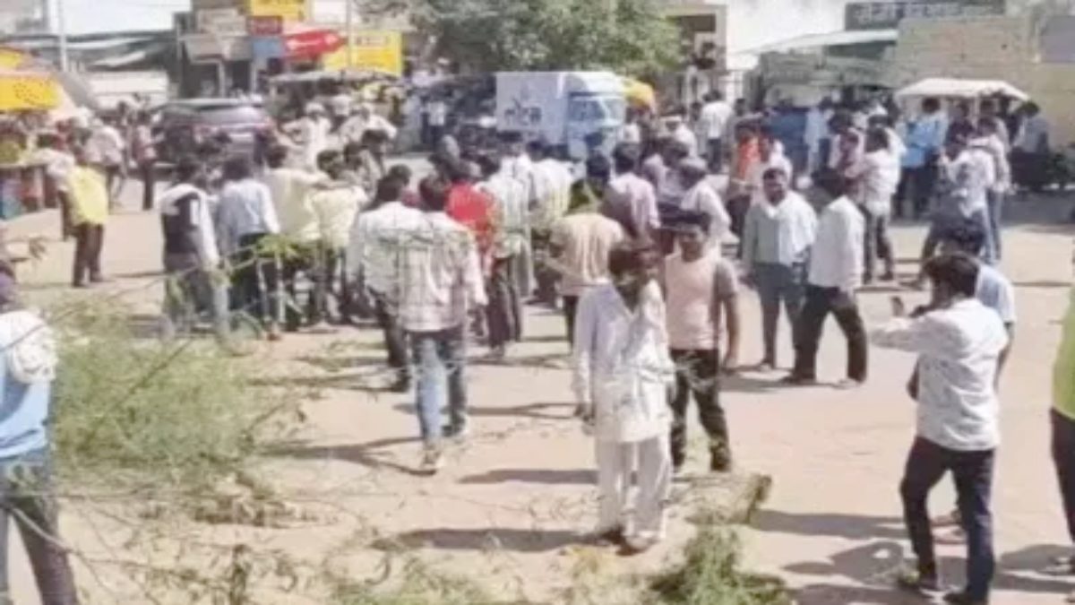 Rajasthan: तेज रफ्तार डंपर ने बाइक को मारी ठोकर, एक ही परिवार के चार लोगों की मौत, गुस्साए ग्रामीणों ने किया चक्काजाम
