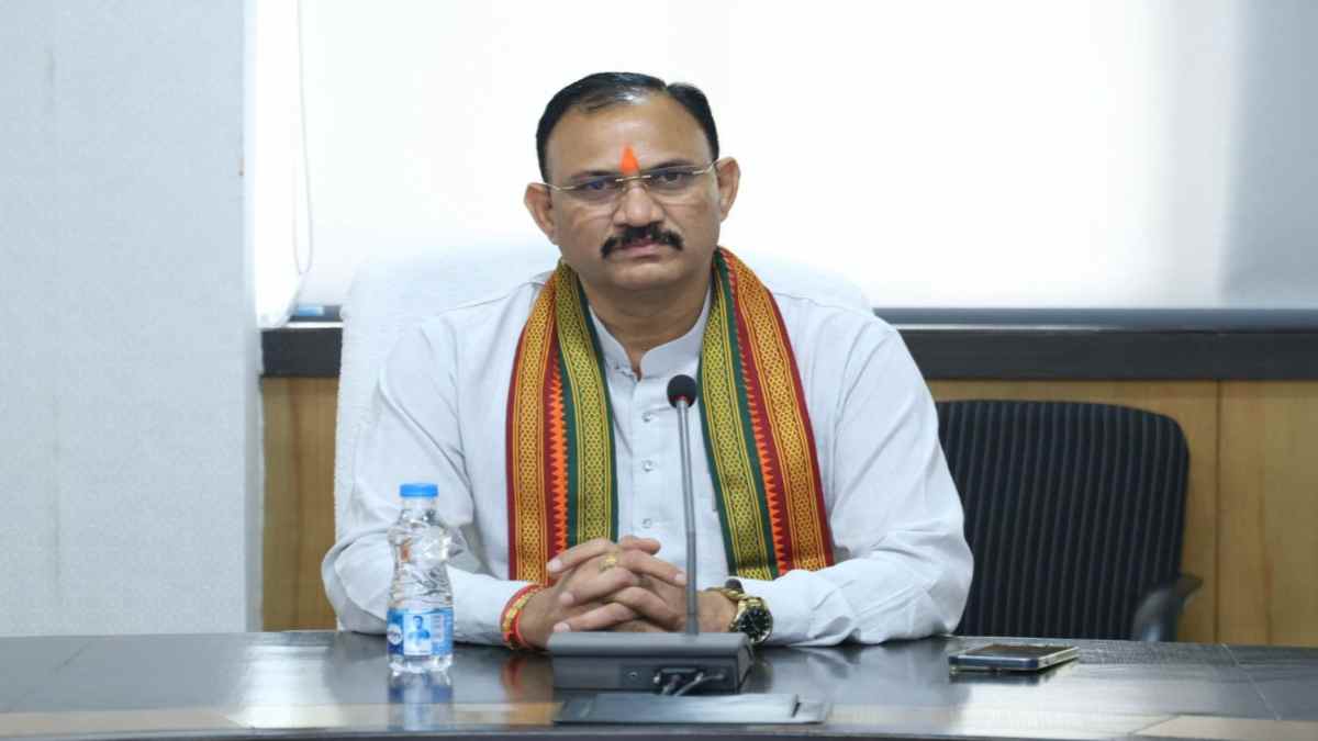 चिकित्सा महाविद्यालयों के डीन और मेडिकल सुपरिटेंडेंट की समीक्षा बैठक, राजनांदगांव में वायरोलॉजी लैब खोलने का प्रस्ताव पारित, स्वास्थ्य मंत्री ने कहा – NMC के मापदंड को पूरा करने आवश्यक निर्देशों का हो पालन