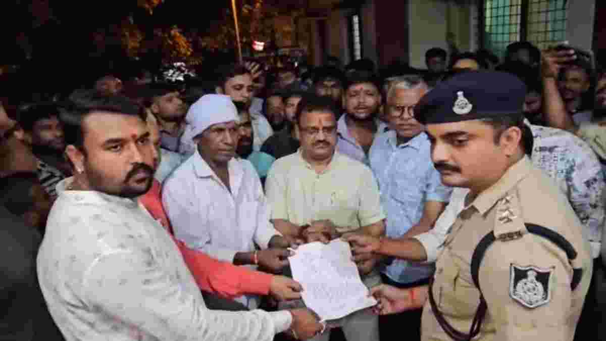 ईद मिलादुन्नबी जुलूस में भगवा ध्वज का अपमानः हिंदू संगठनों ने पुलिस को सौंपा ज्ञापन