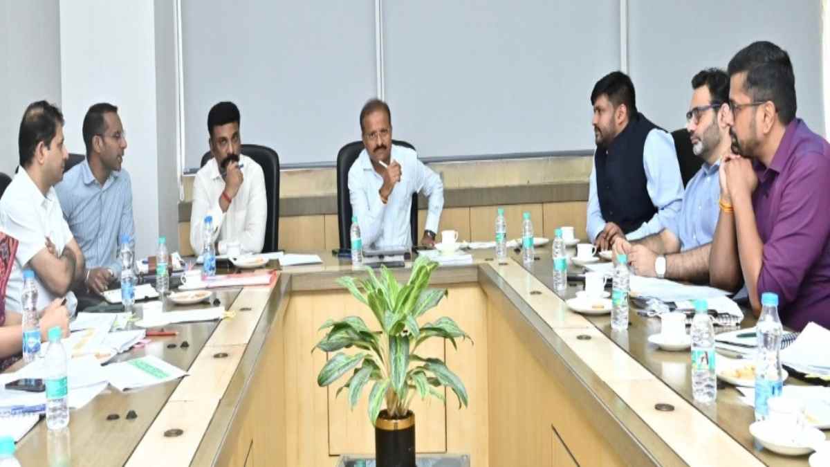 नक्सल प्रभावित जिलों के विकास पर फोकस : मुख्यमंत्री के प्रमुख सचिव ने की विकास कार्यों की समीक्षा, गांव-गांव तक योजनाओं का लाभ पहुंचाने के दिए निर्देश