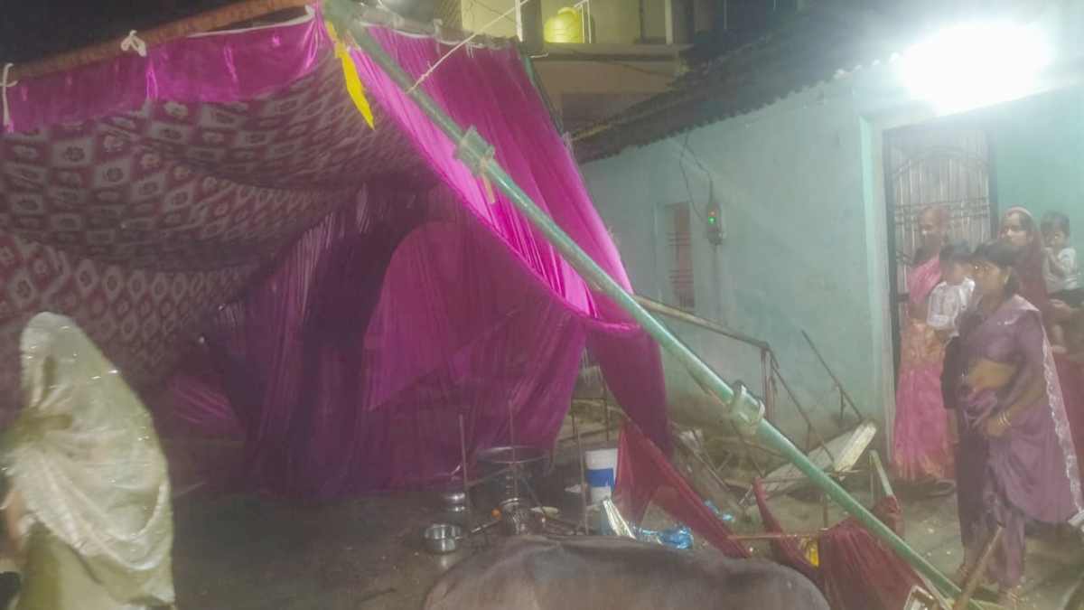 गृह प्रवेश कार्यक्रम में हादसा : घर में घुसी तेज रफ्तार कार, पंडाल को तोड़ने हुए कई लोगों को रौंदा, चार की हालत गंभीर, देखें VIDEO