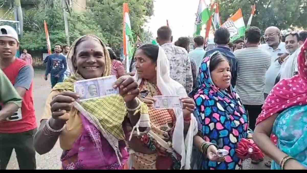 कांग्रेस की रैली में किराए की भीड़ ! : ‘वोट चोर गद्दी छोड़’ अभियान में आई महिलाओं ने पैसे देकर भीड़ जुटाने का लगाया आरोप, पैसा दिखाते वीडियो वायरल, PCC चीफ बैज ने बताया साजिश