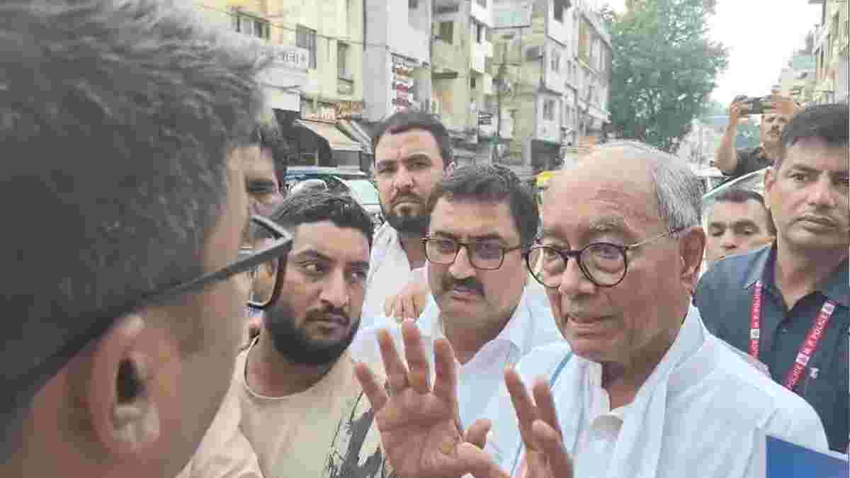 इंदौर शीतलामाता बाजार में सियासतः लव जिहाद’ की मानसिकता को लेकर महिलाओं और व्यापारियों का प्रदर्शन, पुलिस ने दिग्विजय को जाने से रोका