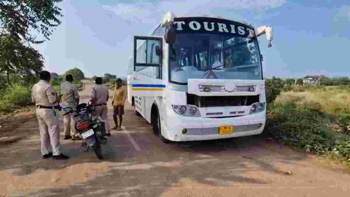 रफ्तार का कहरः टूरिस्ट बस ने बाइक सवारों को मारी जोरदार टक्कर, दो सगी बहनों समेत 3 की मौत