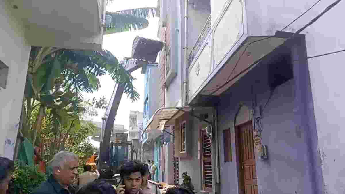 धर्मांतरण के आरोपी के मकान पर चला बुलडोजर: जब्बार खान इलाज के नाम पर गुमराह कर लोगों का करा रहा था धर्म परिवर्तन
