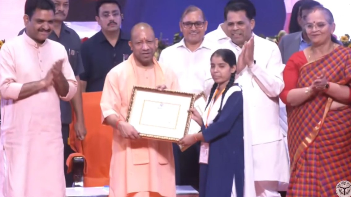 3 लाख से ज्यादा छात्र-छात्राओं को मिला आर्थिक संबल, सीएम योगी ने वितरित की 89.96 करोड़ रुपये छात्रवृत्ति