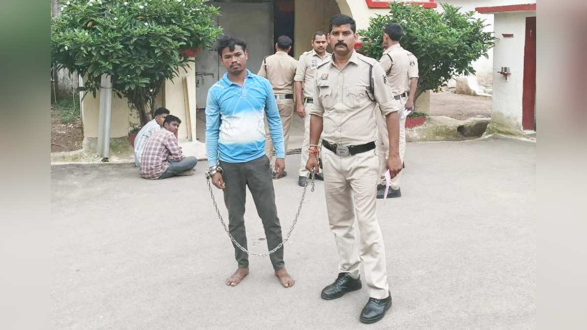 CG Crime: चाचा ने पहले भतीजे को पिलाई शराब, बेहोश हुआ तो बहू के साथ करने लगा छेड़छाड़, शिकायत के बाद आरोपी गिरफ्तार…