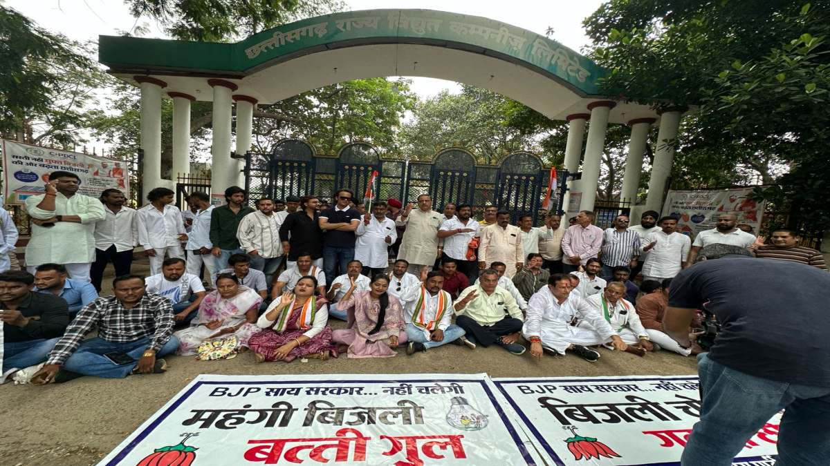 बिजली दरों में बढ़ोतरी का विरोध : बिजली ऑफिस में तालाबंदी कर कांग्रेसियों ने किया प्रदर्शन, बिजली चोर गद्दी छोड़ के लगाए नारे