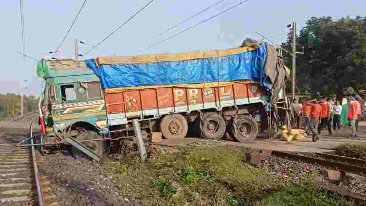 बड़ा हादसा टलाः रेलवे गेट तोड़कर ट्रैक में घुसा सीमेंट लदा ट्रक, सागर -बीना लाइन की घटना