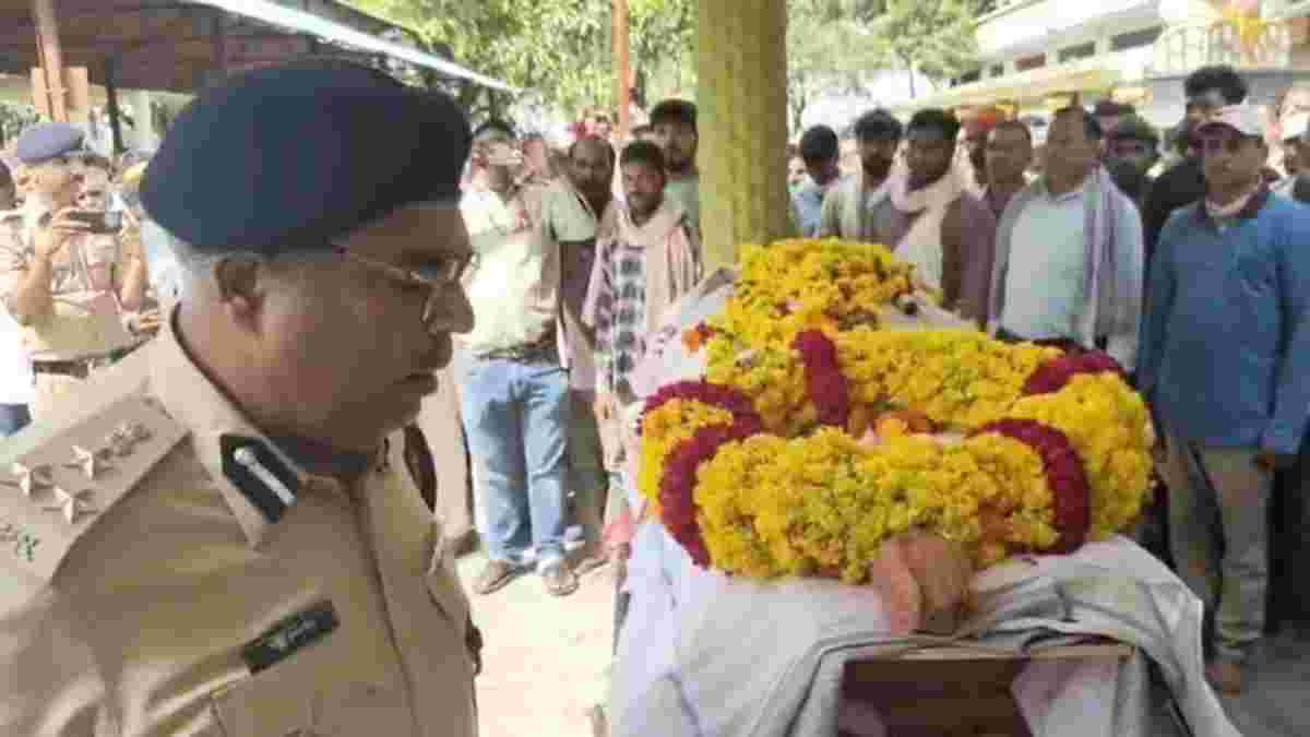 SI मदन लाल को राजकीय सम्मान के साथ दी अंतिम विदाई: शिप्रा नदी में कार सहित गिरे थे 3 पुलिसकर्मी