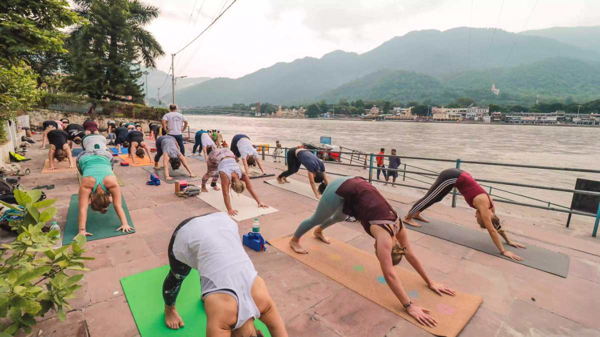 ऋषिकेश के योग आश्रम: तनाव से मुक्ति का रामबाण इलाज, योग और ध्यान का अद्भुत केंद्र