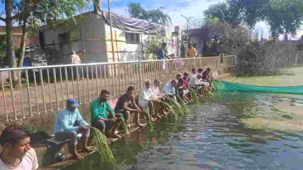 पितृ पक्ष 2025ः आज से श्राद्ध तर्पण शुरू, नदी तालाबों में पितरों को दिए तर्पण