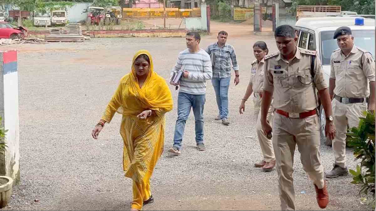 CG Crime : सूदखोरी और ब्लैकमेलिंग मामले में महिला और उसका सहयोगी गिरफ्तार, जरूरतमंदों को रकम देकर कई गुना वसूलती थी ब्याज