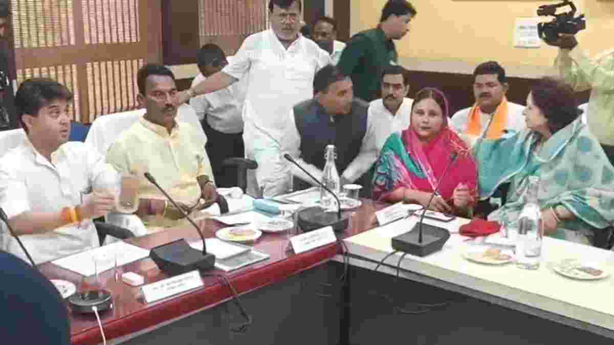 समीक्षा बैठक में विकास पर चर्चाः मंत्री सिंधिया ने अधिकारियों के साथ 13 मुद्दों पर किया मंथन, ग्रीन एक्सप्रेस वे बनेगा 6 लेन, चंबल से पानी लाने की योजना
