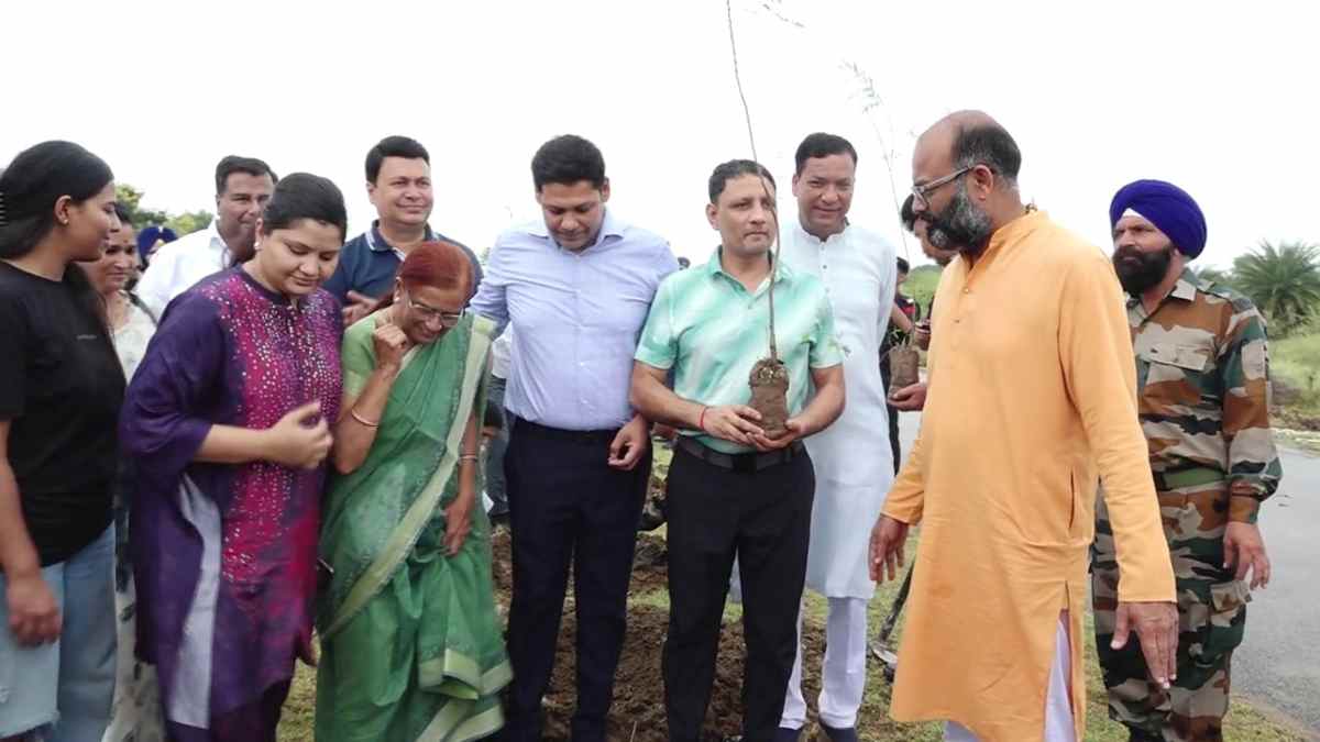 रायपुर में होगा ‘भारत गोल्फ महोत्सव’ : गोल्फ फेडरेशन ऑफ इंडिया ने चलाया वृक्षारोपण अभियान, हजारों पौधे रोपे गए, आर्यवीर आर्य ने कहा – पर्यावरण की रक्षा हम सबकी जिम्मेदारी