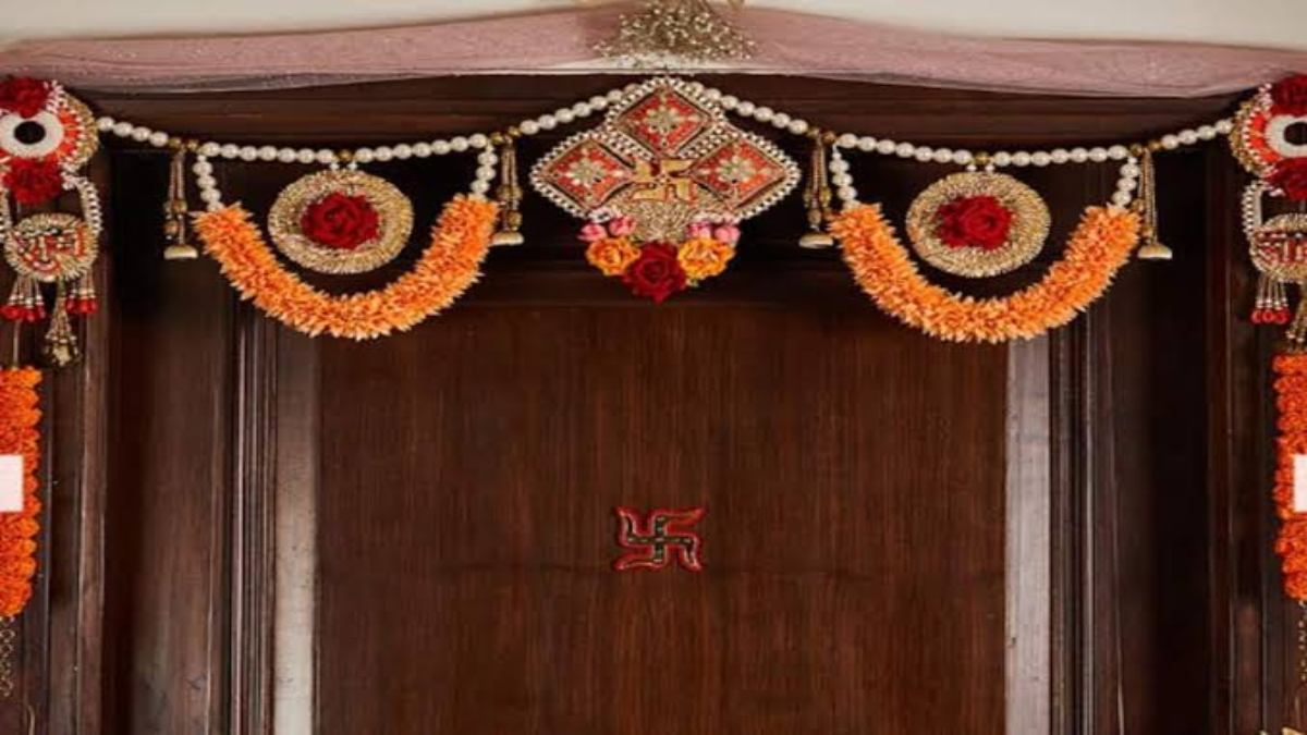 दरवाजे पर स्वास्तिक और ओम बनाने से घर आती है सफलता, लेकिन समय रहते इसे बदलना भी होता है जरूरी…