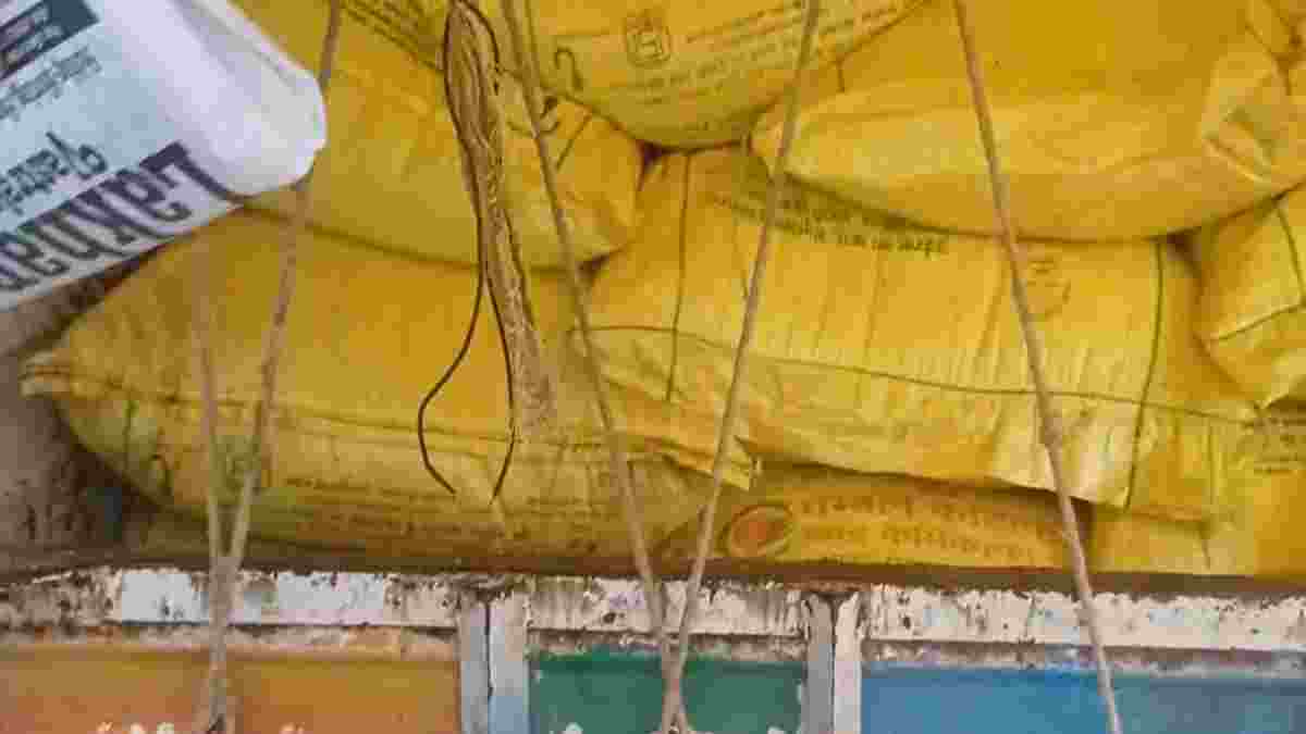 फार्मासिस्ट कर रहा था खाद की कालाबाजारीः गोदाम प्रभारी और फार्मासिस्ट को कलेक्टर ने किया सस्पेंड