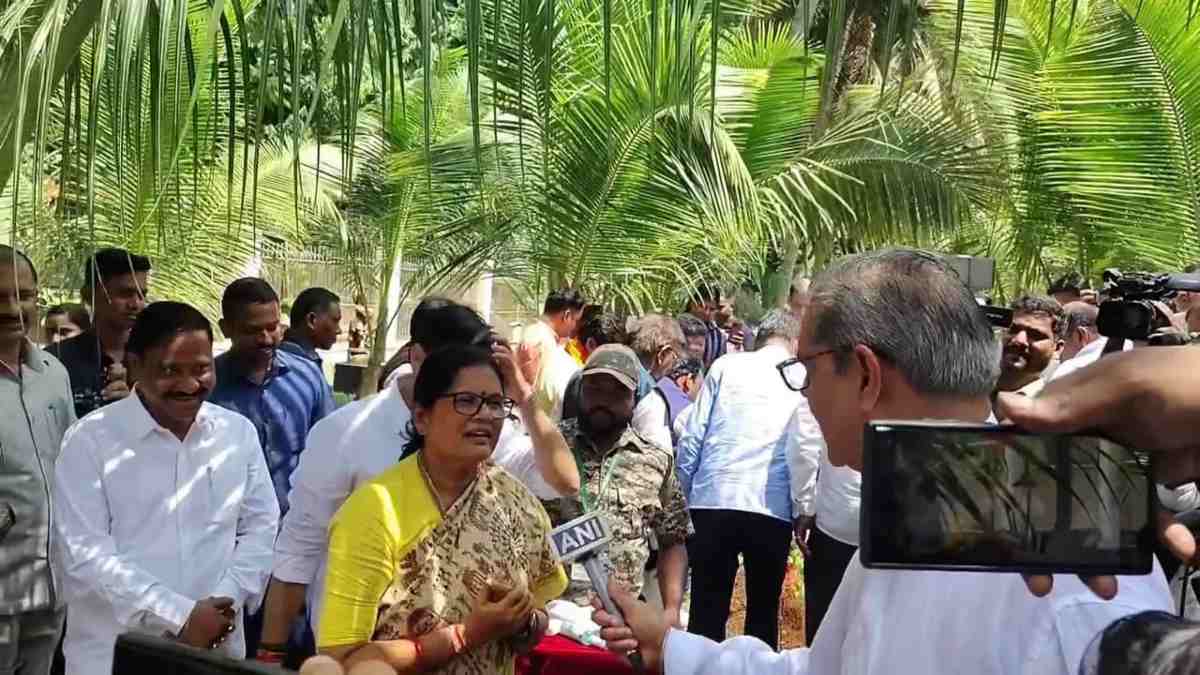 उपमुख्यमंत्री का पत्रकारीय अंदाज: बूम पकड़ प्रभाती परिडा का बाइट लेते दिखे केवी सिंहदेव.. अनोखे अंदाज के लिए चर्चा में दो उपमुख्यमंत्री